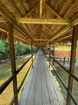 Puente de madera que conduce al eco-lodge